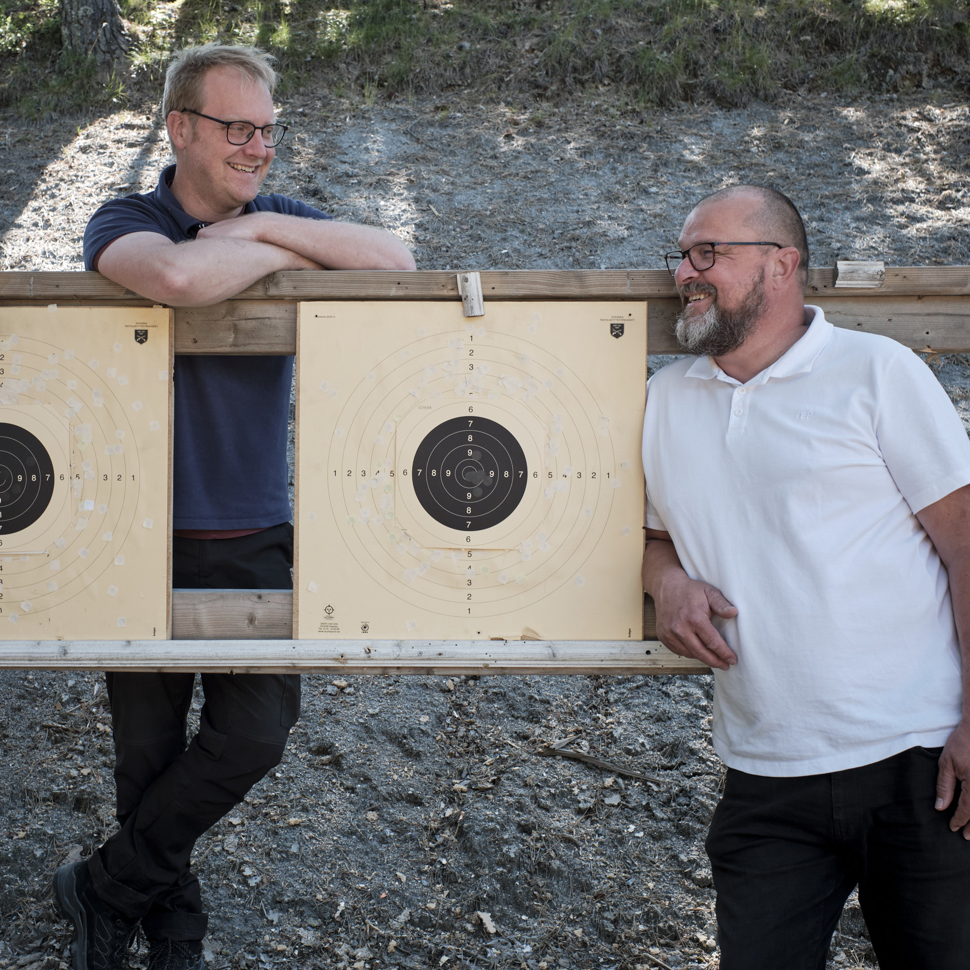 Två män från föreningen vid skyttetavlor